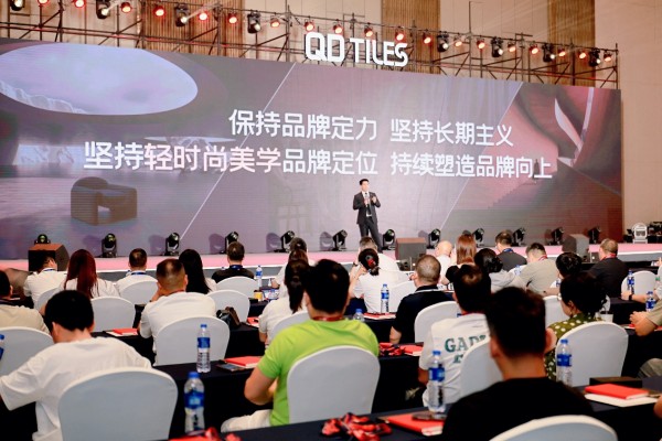 栽下希望树，深化政企情！蒙娜丽莎集团经济突出贡献受表彰